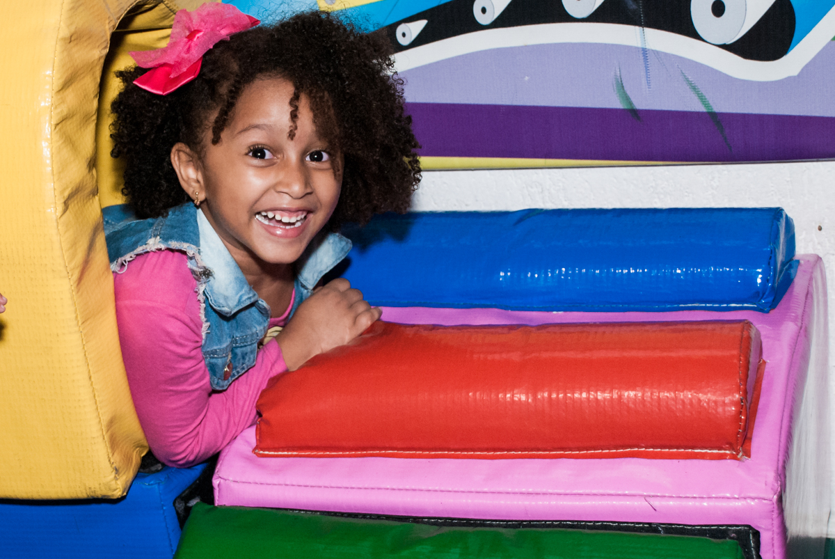 saindo no túnel no Buffet Fábrica da Alegria, Osasco São Paulo, aniversário de Vitória 9 anos, tema da festa A Bela e a Fera