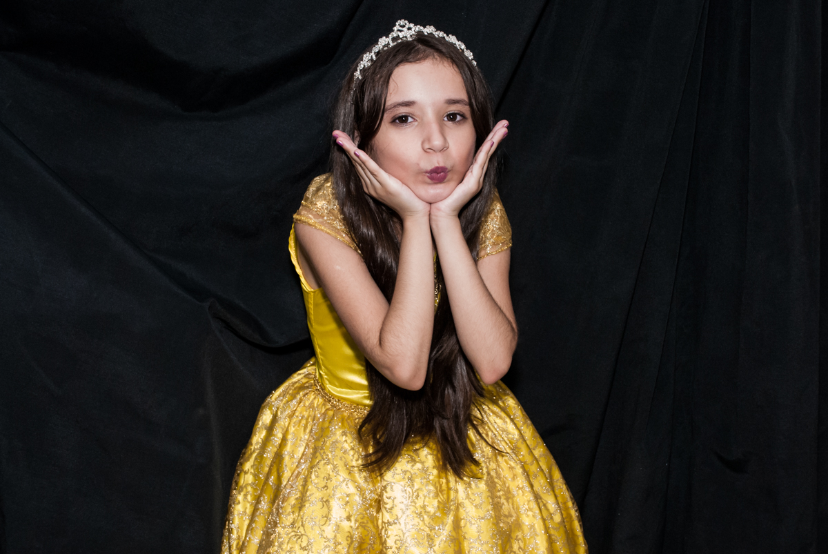 hora do parabéns no Buffet Fábrica da Alegria, Osasco São Paulo, aniversário de Vitória 9 anos, tema da festa A Bela e a Fera