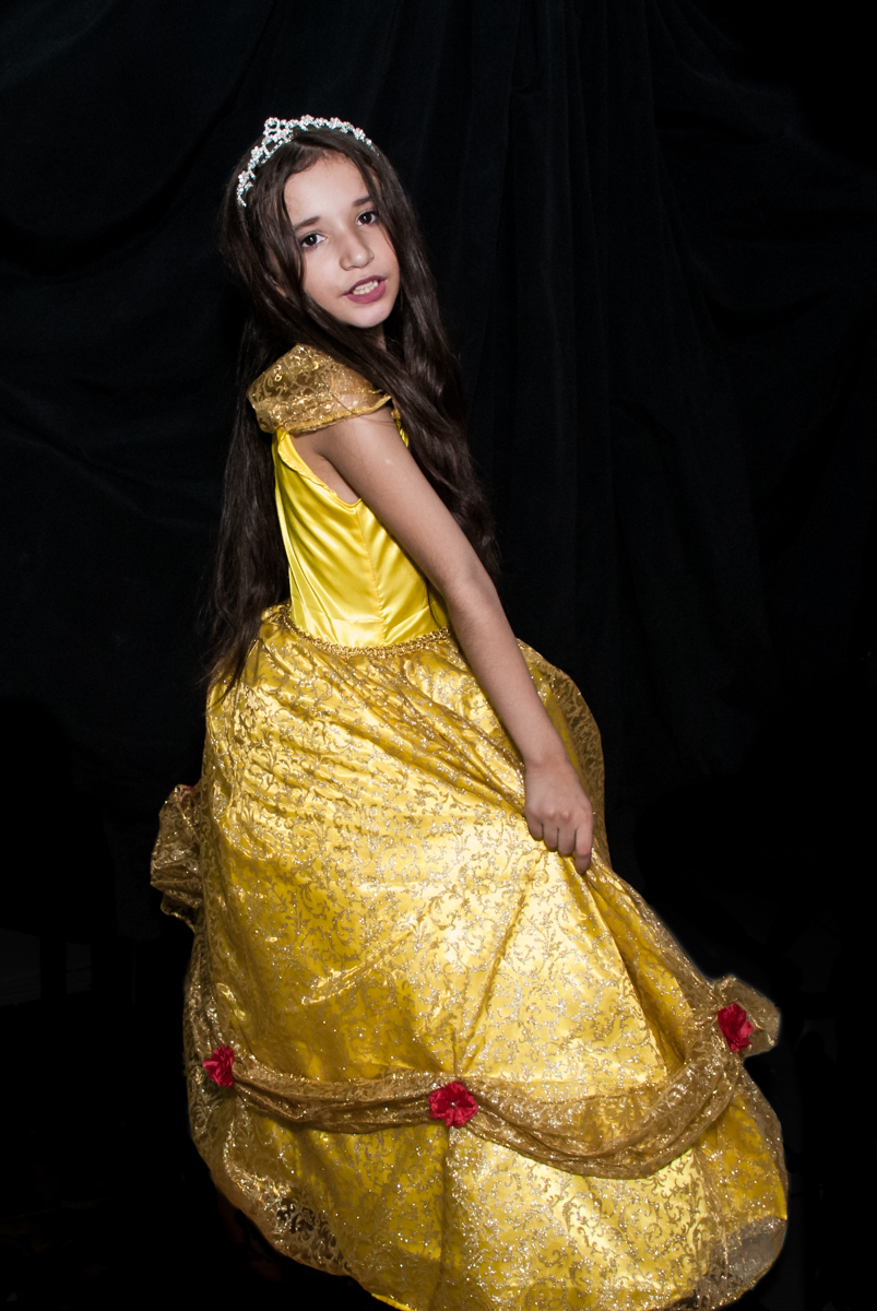 vestida de bela no Buffet Fábrica da Alegria, Osasco São Paulo, aniversário de Vitória 9 anos, tema da festa A Bela e a Fera