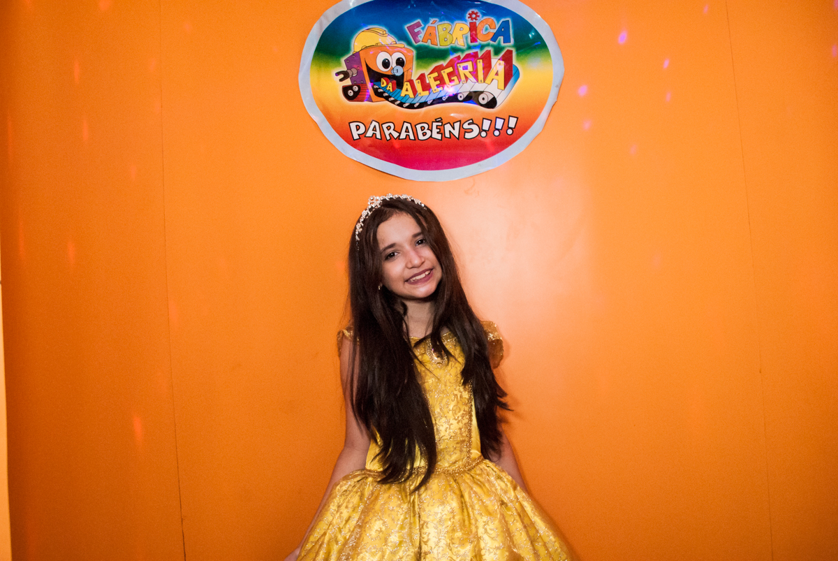 eperando o parabéns na máquina do parabéns no Buffet Fábrica da Alegria, Osasco São Paulo, aniversário de Vitória 9 anos, tema da festa A Bela e a Fera