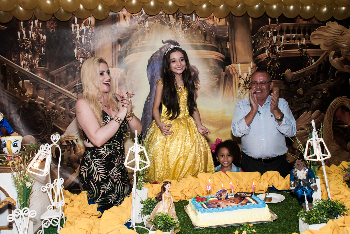 Parabéns animado no Buffet Fábrica da Alegria, Osasco São Paulo, aniversário de Vitória 9 anos, tema da festa A Bela e a Fera