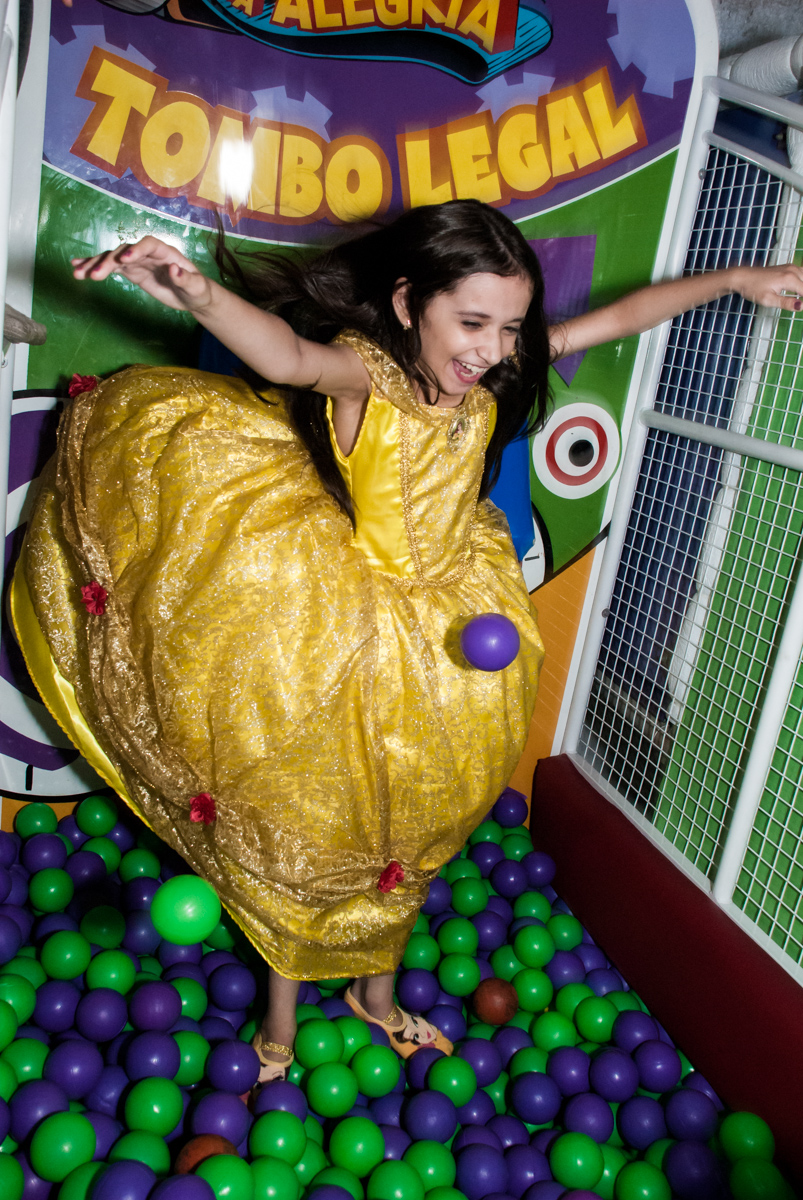 caindo no tombo legal no Buffet Fábrica da Alegria, Osasco São Paulo, aniversário de Vitória 9 anos, tema da festa A Bela e a Fera