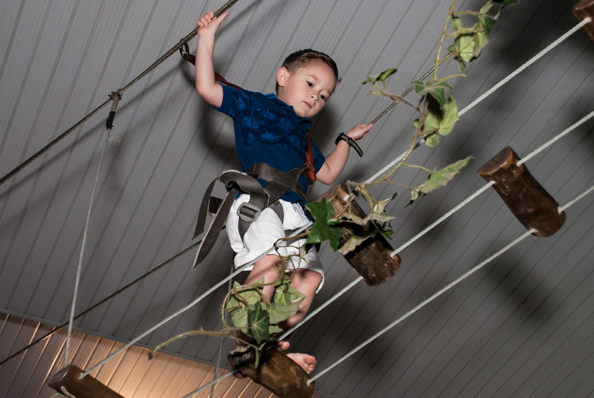 se preparando para a tirolesa no Buffet infantil estrela park, são paulo, aniversario de arthur 4 anos tema da festa peter pan