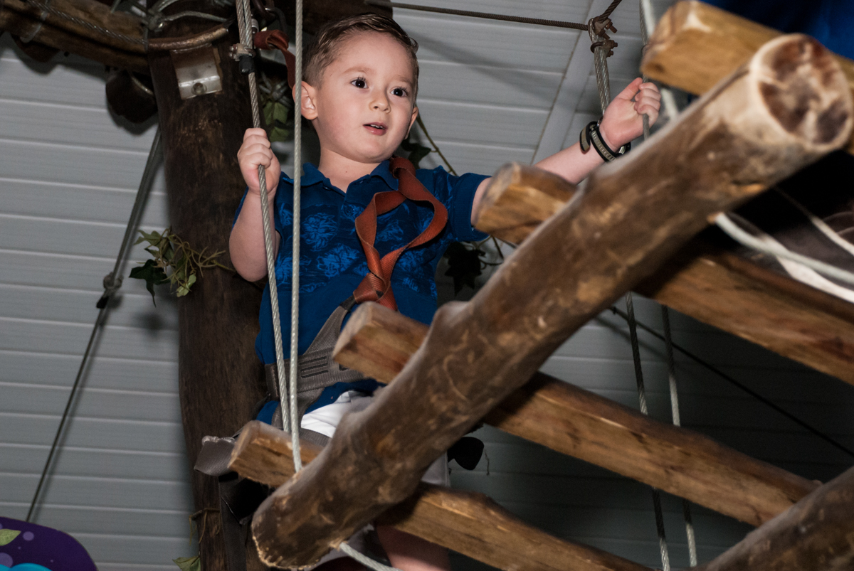 chegando até o final dos obstáculos no Buffet infantil estrela park, são paulo, aniversario de arthur 4 anos tema da festa peter pan