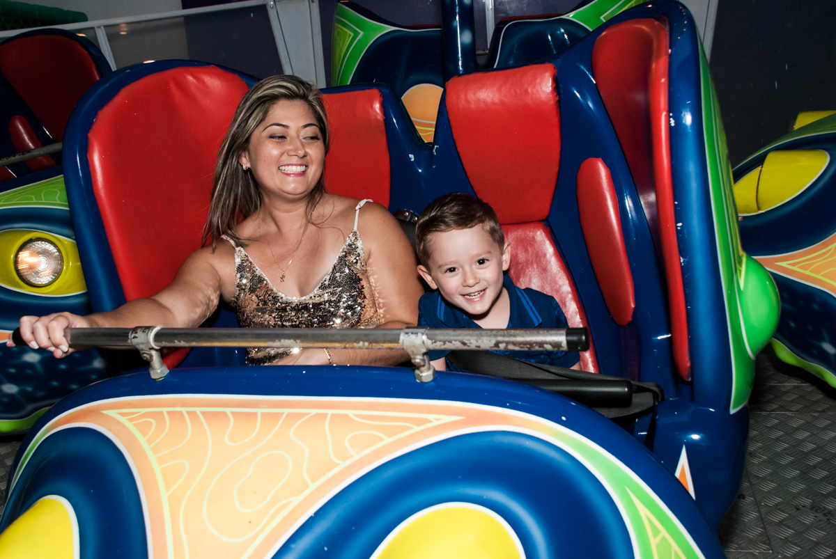 brincando com a mãe no brinquedo jornada nas estrelas no Buffet infantil estrela park, são paulo, aniversario de arthur 4 anos tema da festa peter pan