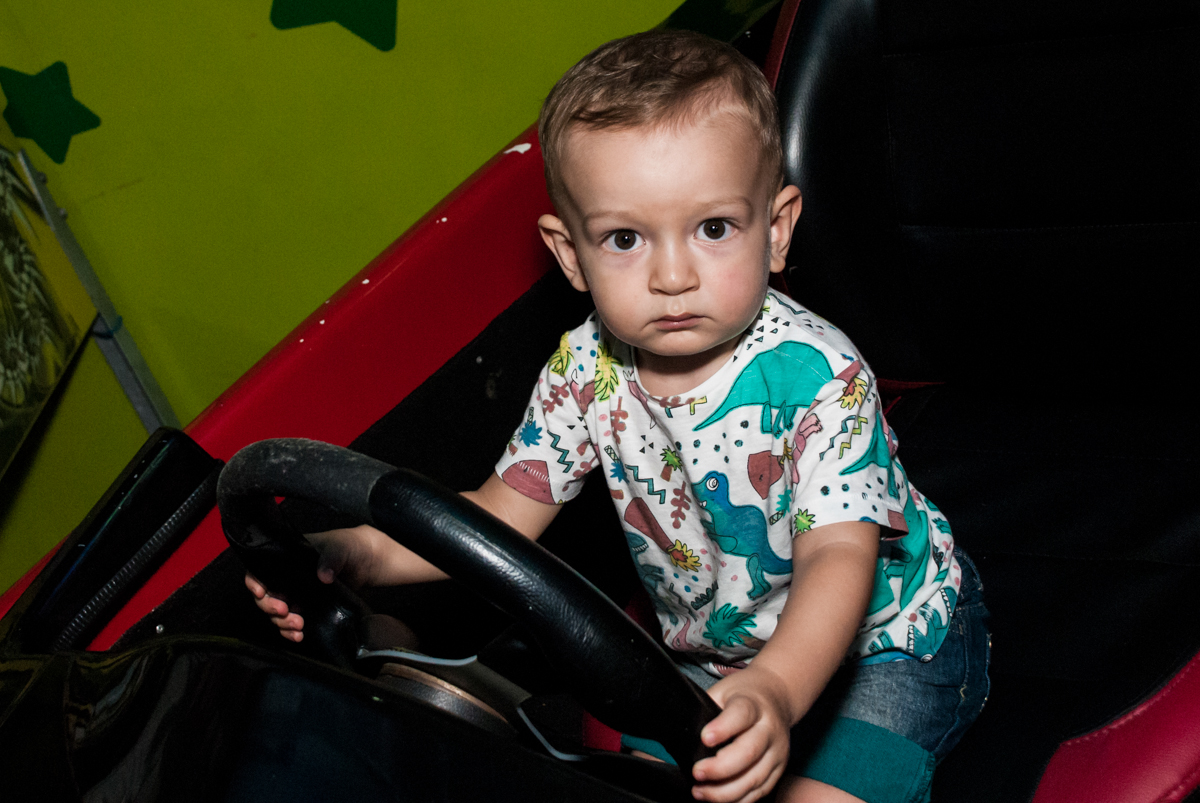 dirigindo o carrinho no Buffet infantil estrela park, são paulo, aniversario de arthur 4 anos tema da festa peter pan