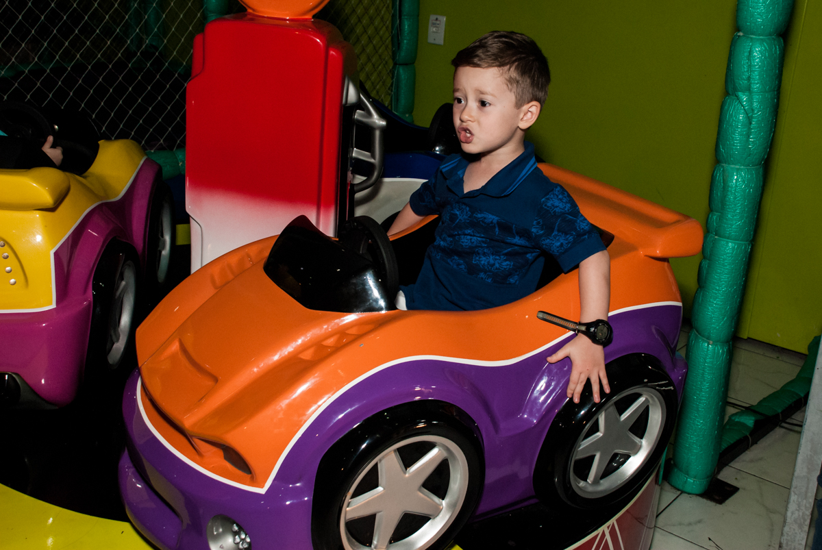 o aniversariante também dirige o carrinho no Buffet infantil estrela park, são paulo, aniversario de arthur 4 anos tema da festa peter pan