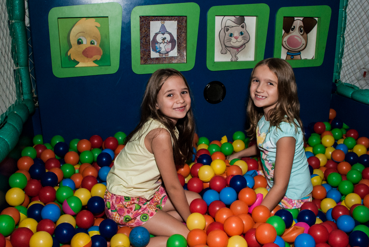 as amigas divertem na piscina de bolinha no Buffet infantil estrela park, são paulo, aniversario de arthur 4 anos tema da festa peter pan