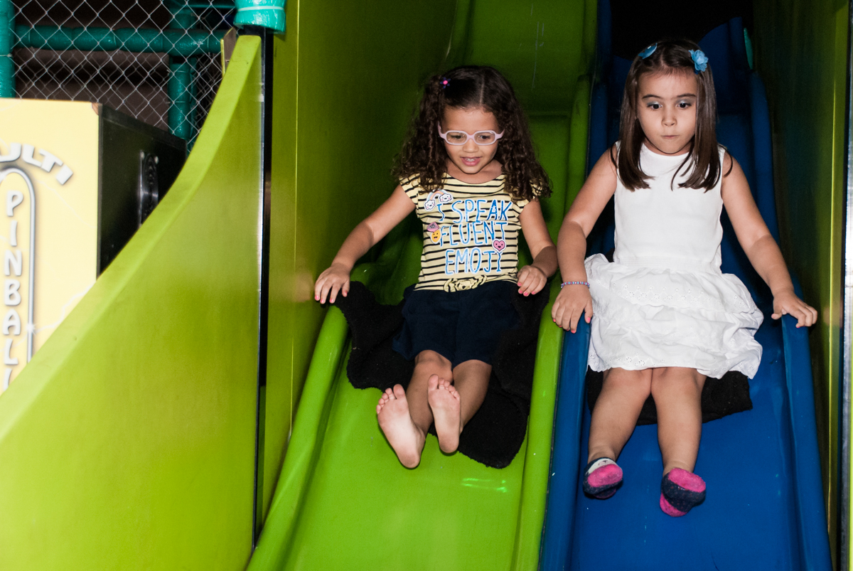 as amigas também brincam no escorregador no Buffet infantil estrela park, são paulo, aniversario de arthur 4 anos tema da festa peter pan