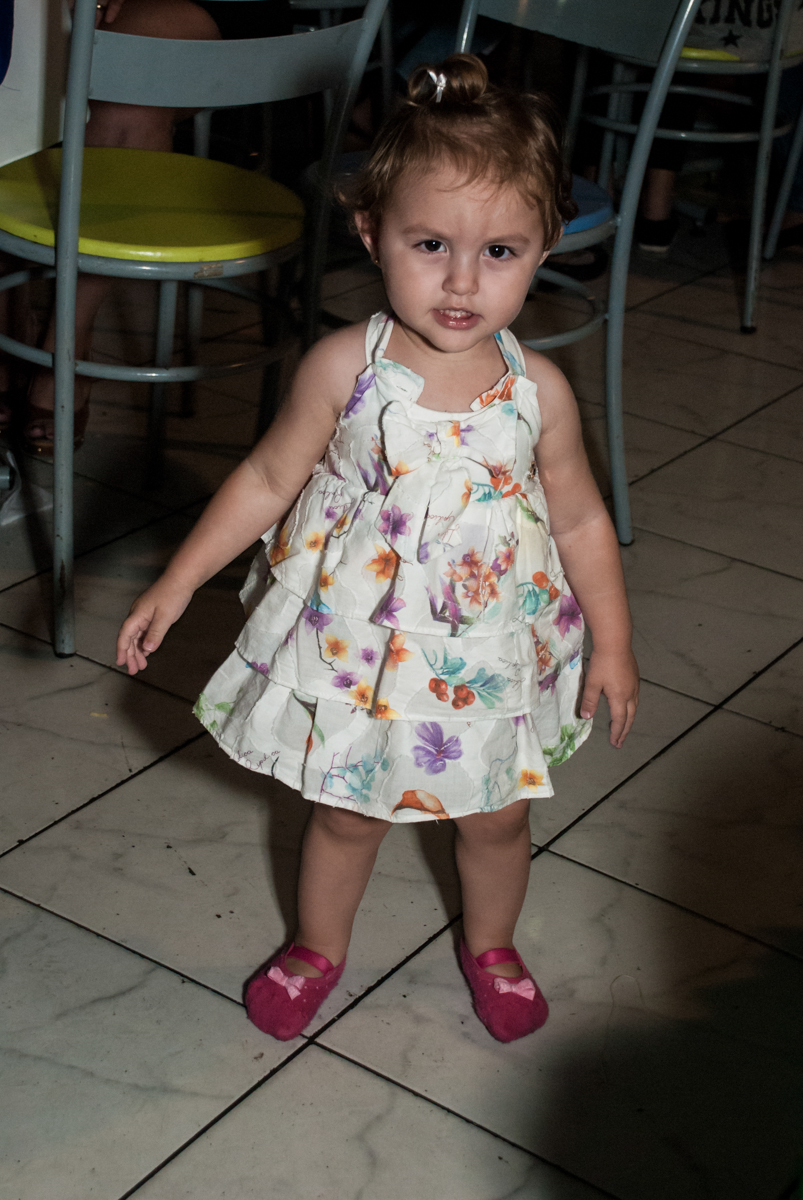 a bebé passeia pelo salão da festa no Buffet infantil estrela park, são paulo, aniversario de arthur 4 anos tema da festa peter pan