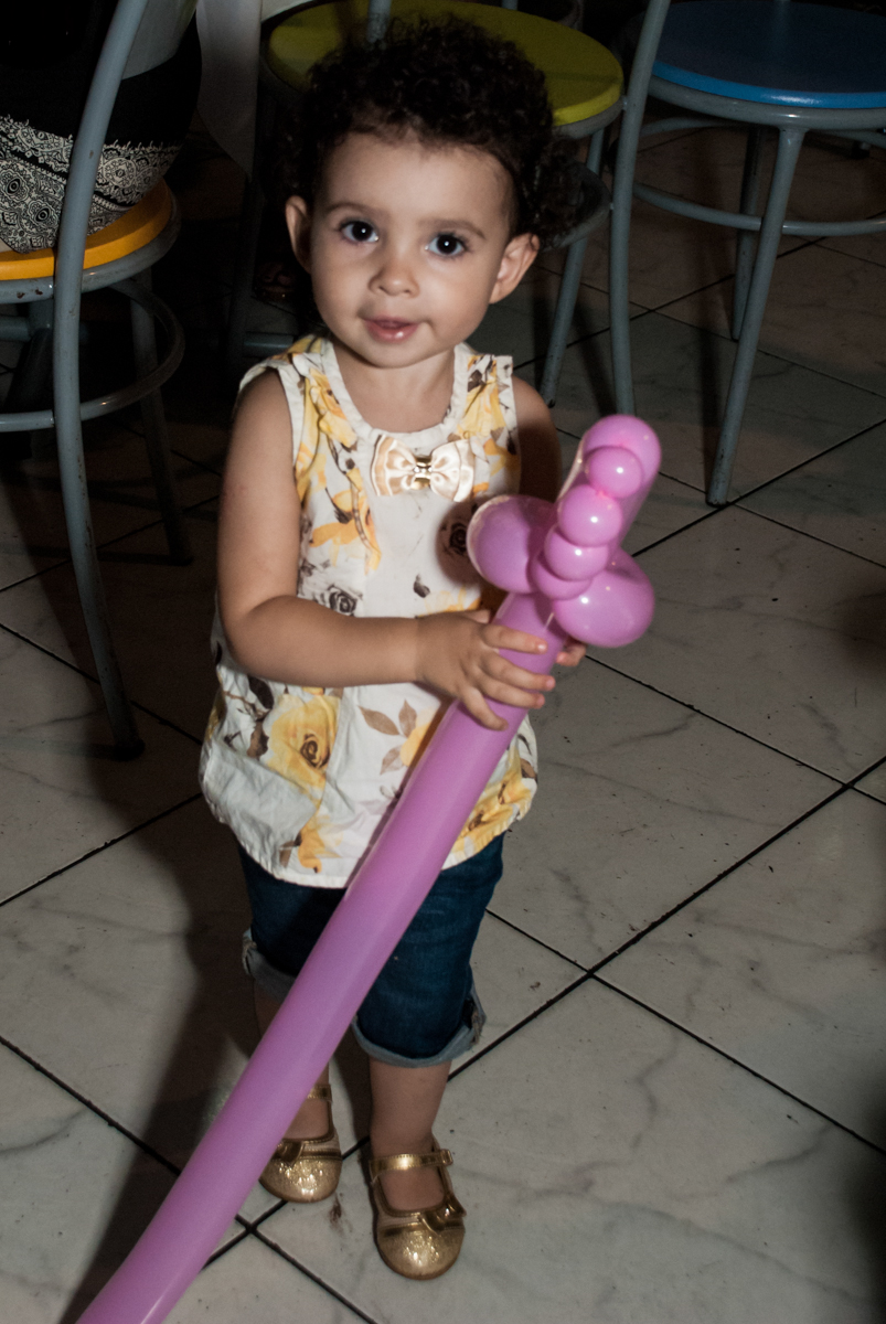 brincando com a espada de bexiga no Buffet infantil estrela park, são paulo, aniversario de arthur 4 anos tema da festa peter pan