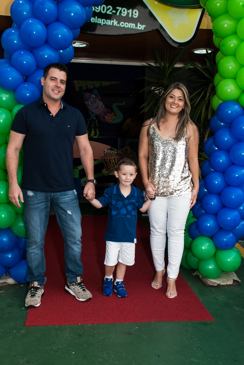 foto da família no arco de bexigas no Buffet infantil estrela park, são paulo, aniversario de arthur 4 anos tema da festa peter pan