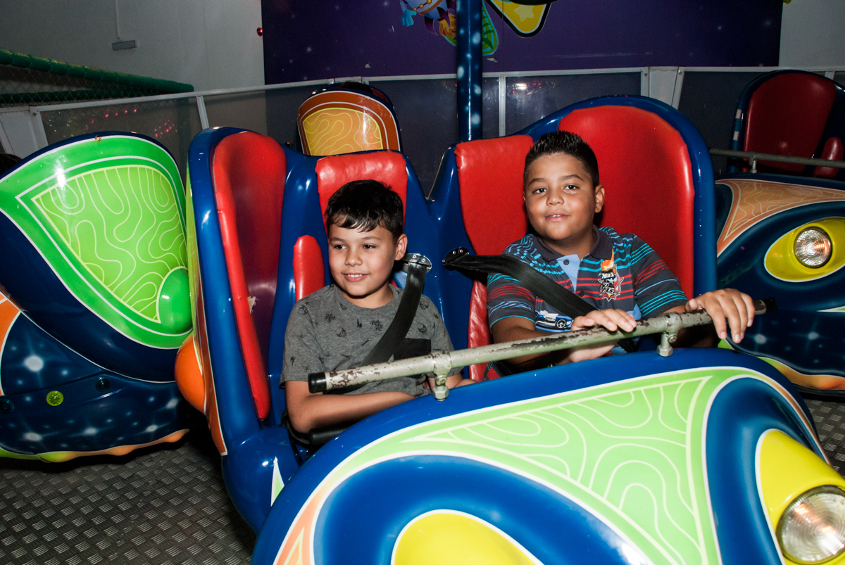 os convidados brincam no brinquedo jornada nas estrelas no Buffet infantil estrela park, são paulo, aniversario de arthur 4 anos tema da festa peter pan