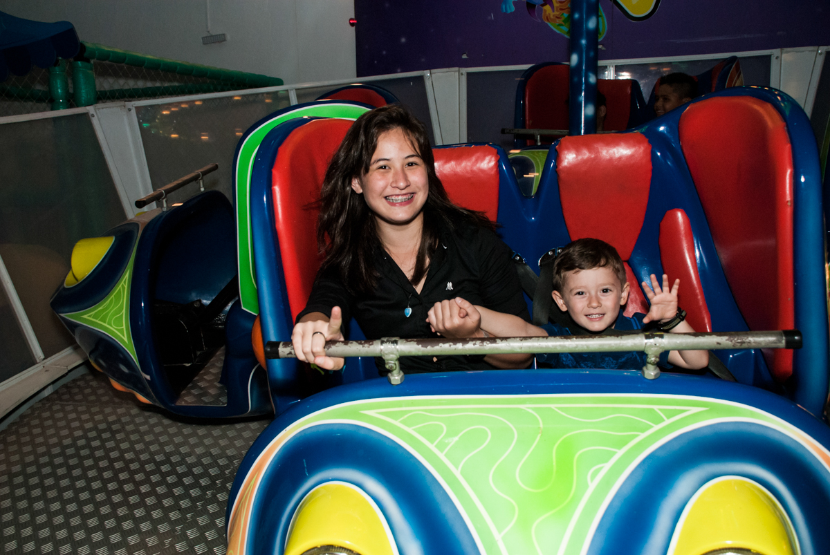 o aniversariante brinca no brinquedo jornada nas estrelas o Buffet infantil estrela park, são paulo, aniversario de arthur 4 anos tema da festa peter pan