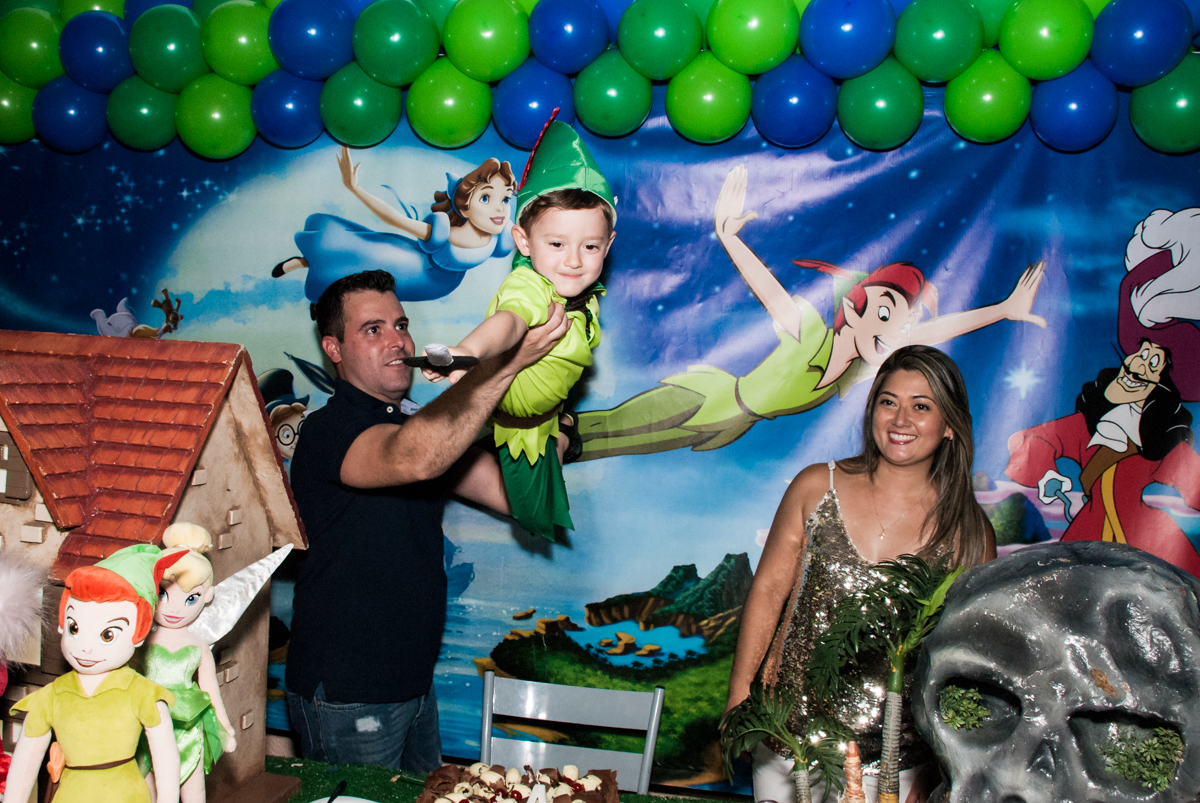 brincando de voar com o papai no Buffet infantil estrela park, são paulo, aniversario de arthur 4 anos tema da festa peter pan