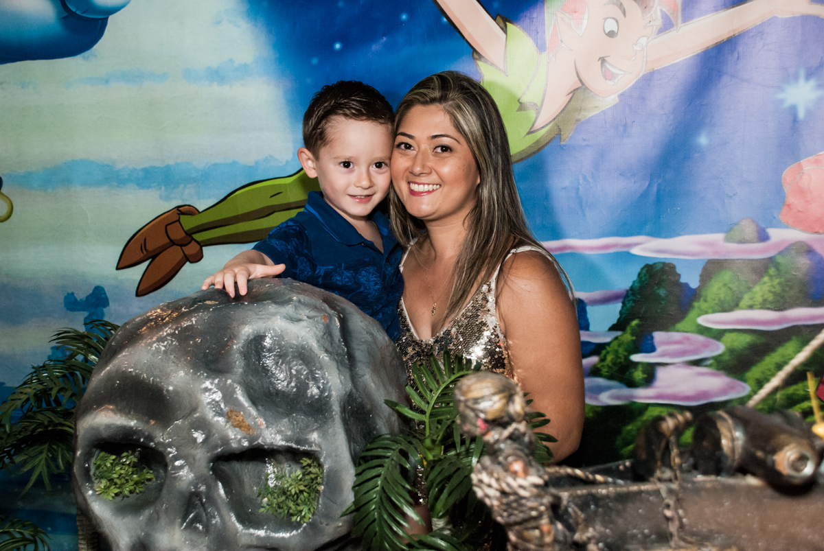 foto mãe e filho no Buffet infantil estrela park, são paulo, aniversario de arthur 4 anos tema da festa peter pan