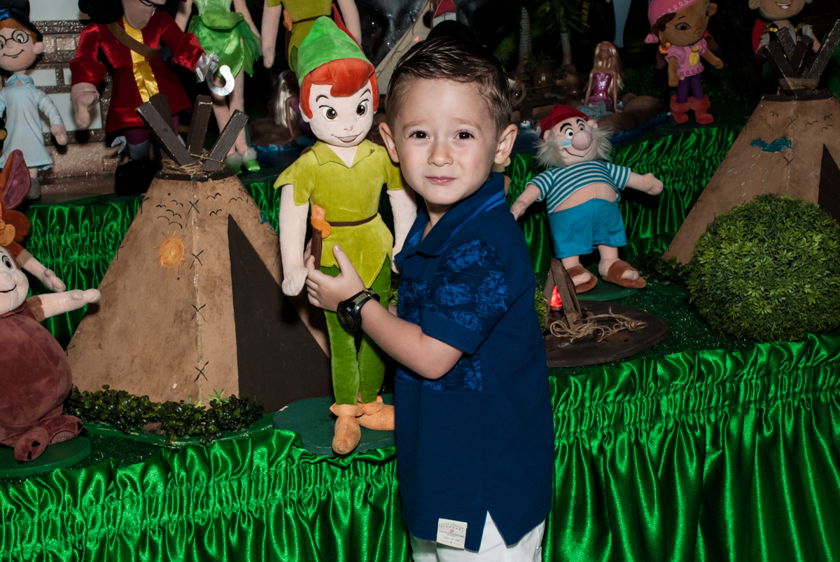 feliz com o boneco peter pan no Buffet infantil estrela park, são paulo, aniversario de arthur 4 anos tema da festa peter pan