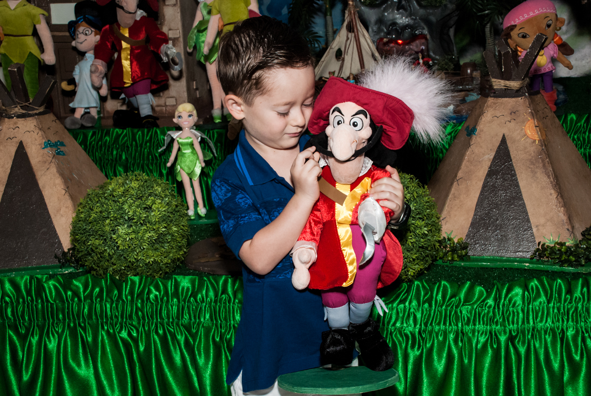 curtindo a mesa da festa no Buffet infantil estrela park, são paulo, aniversario de arthur 4 anos tema da festa peter pan