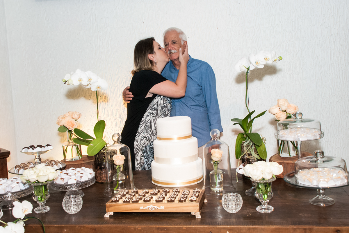 beijo carinhosos da filha no Yumi Buffet, Osasco,São Paulo, aniversário de João 70 anos