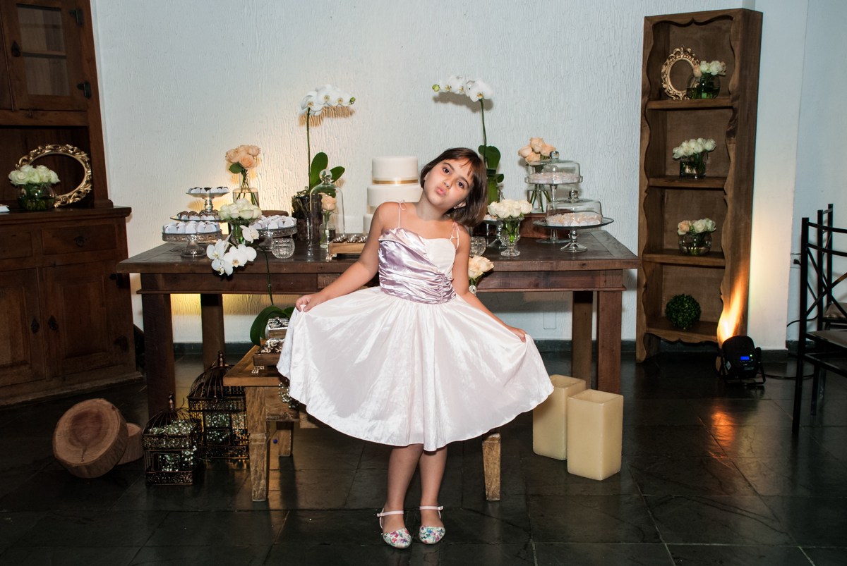 A neta posa como princesa no Yumi Buffet, Osasco,São Paulo, aniversário de João 70 anos