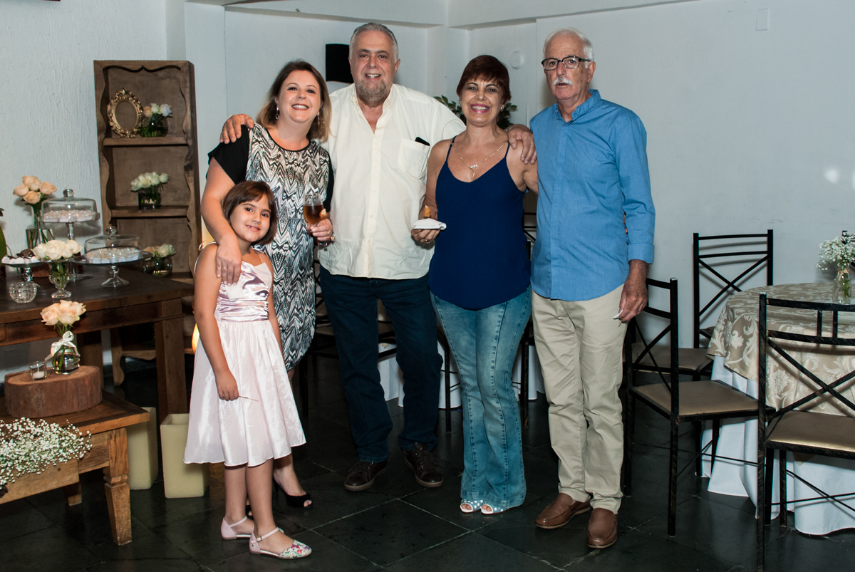 recebendo os convidadosno Yumi Buffet, Osasco,São Paulo, aniversário de João 70 anos