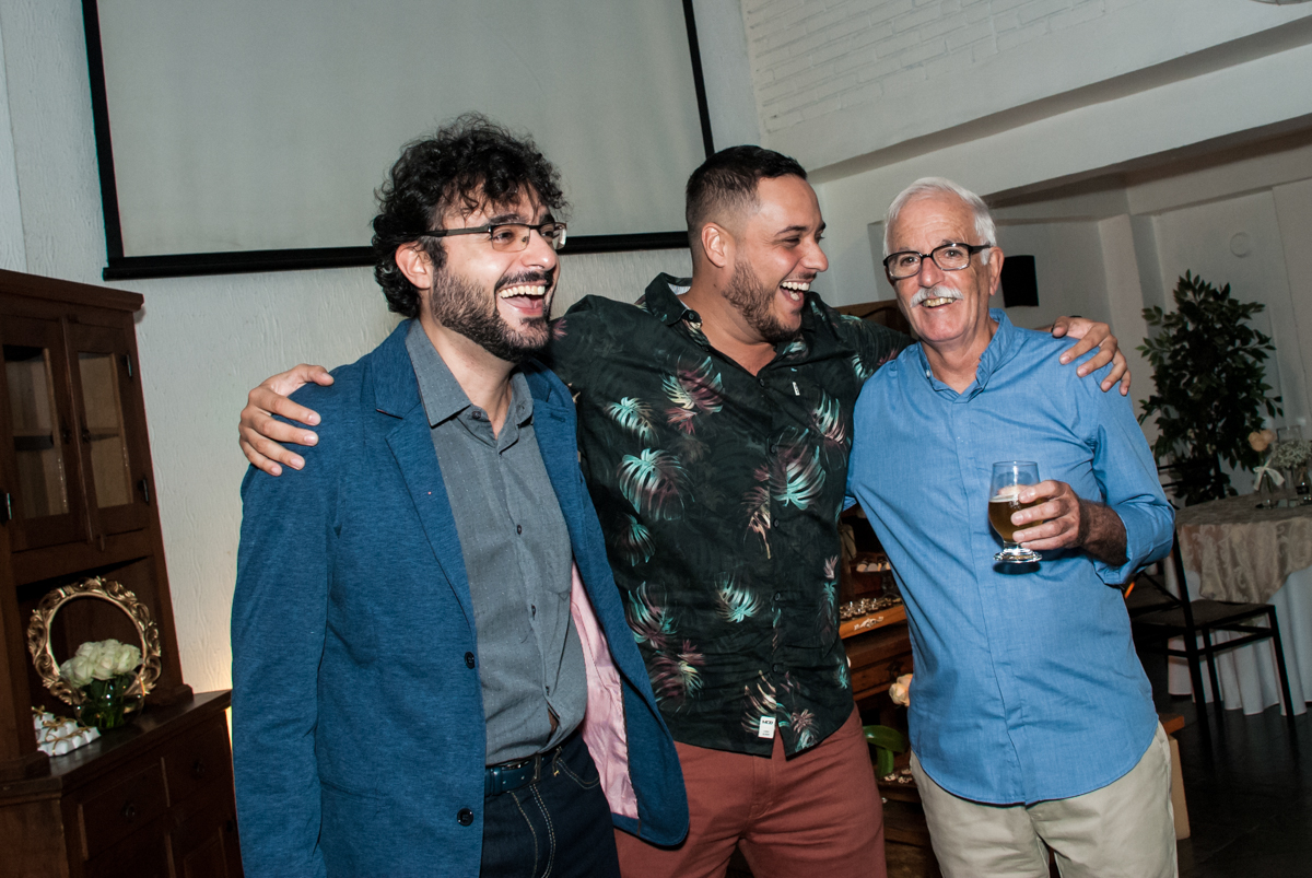 amigos felizes na festa no Yumi Buffet, Osasco,São Paulo, aniversário de João 70 anos