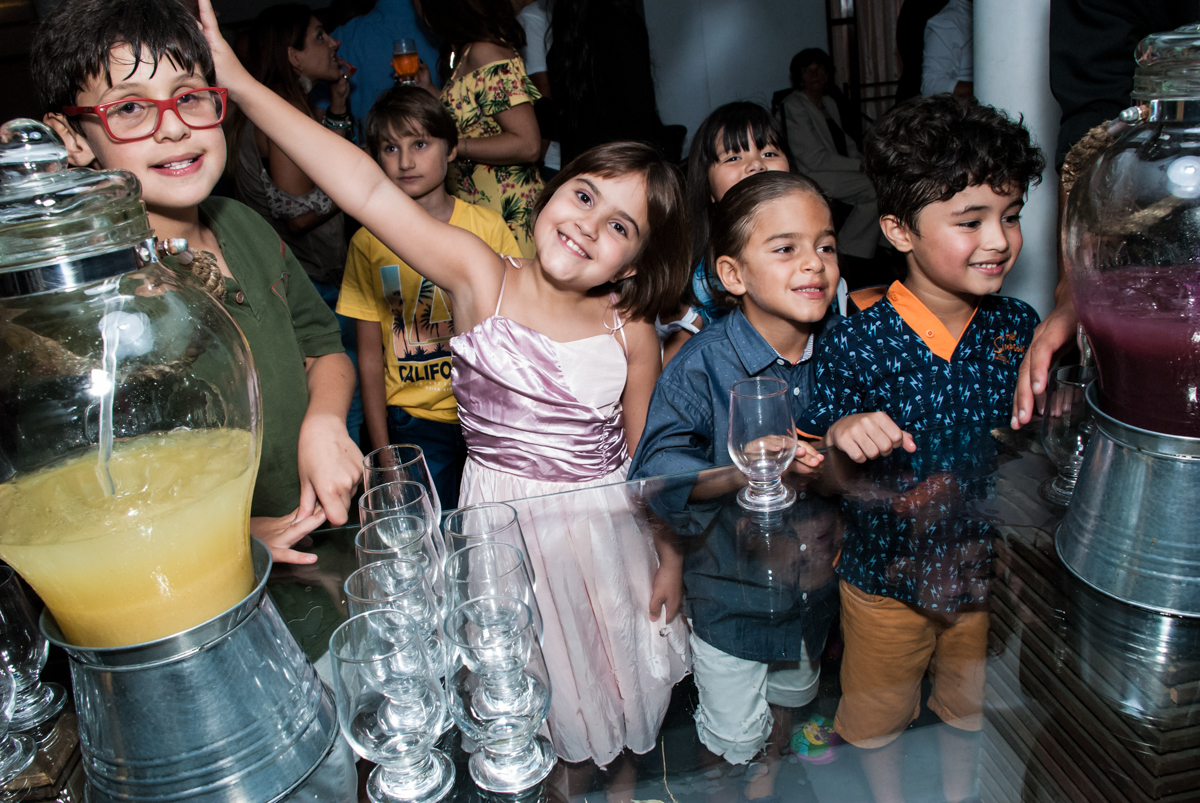 as crianças curtem a festa no Yumi Buffet, Osasco,São Paulo, aniversário de João 70 anos