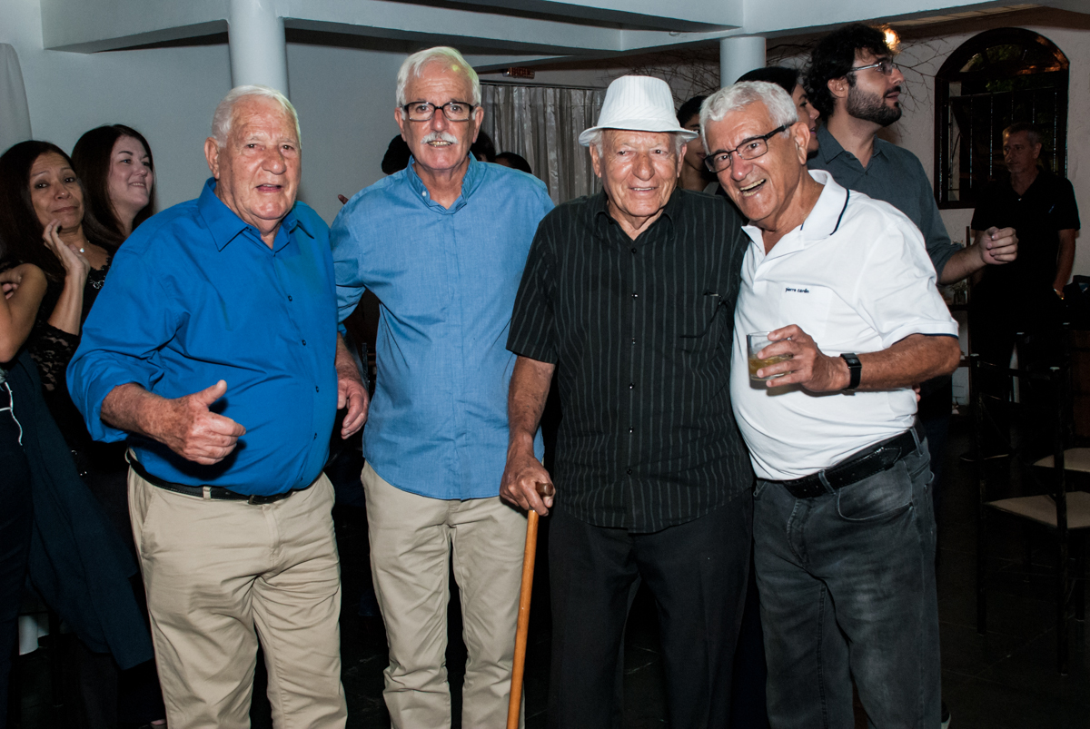 Os amigos foram na festa no Yumi Buffet, Osasco,São Paulo, aniversário de João 70 anos