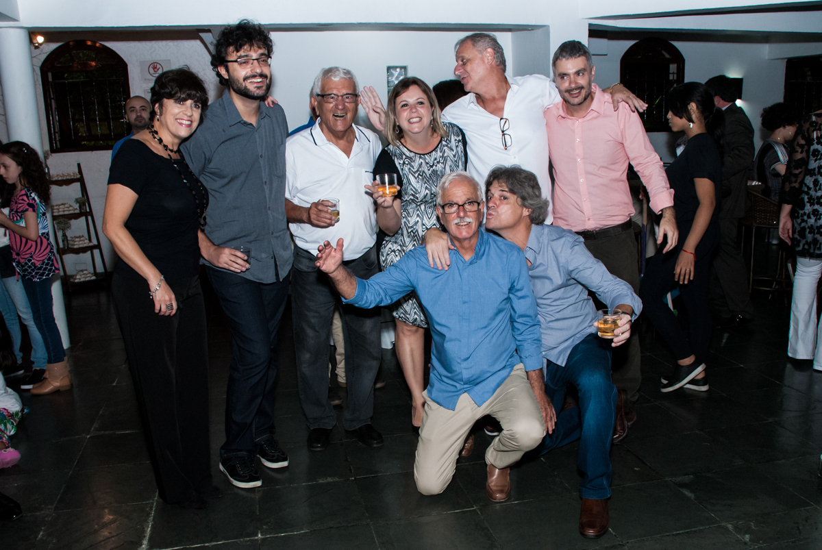 os amigos posam para a foto no Yumi Buffet, Osasco,São Paulo, aniversário de João 70 anos