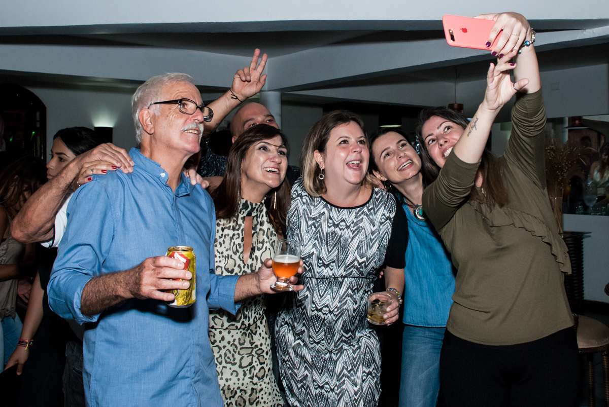 fazendo self com o aniversariante no Yumi Buffet, Osasco,São Paulo, aniversário de João 70 anos