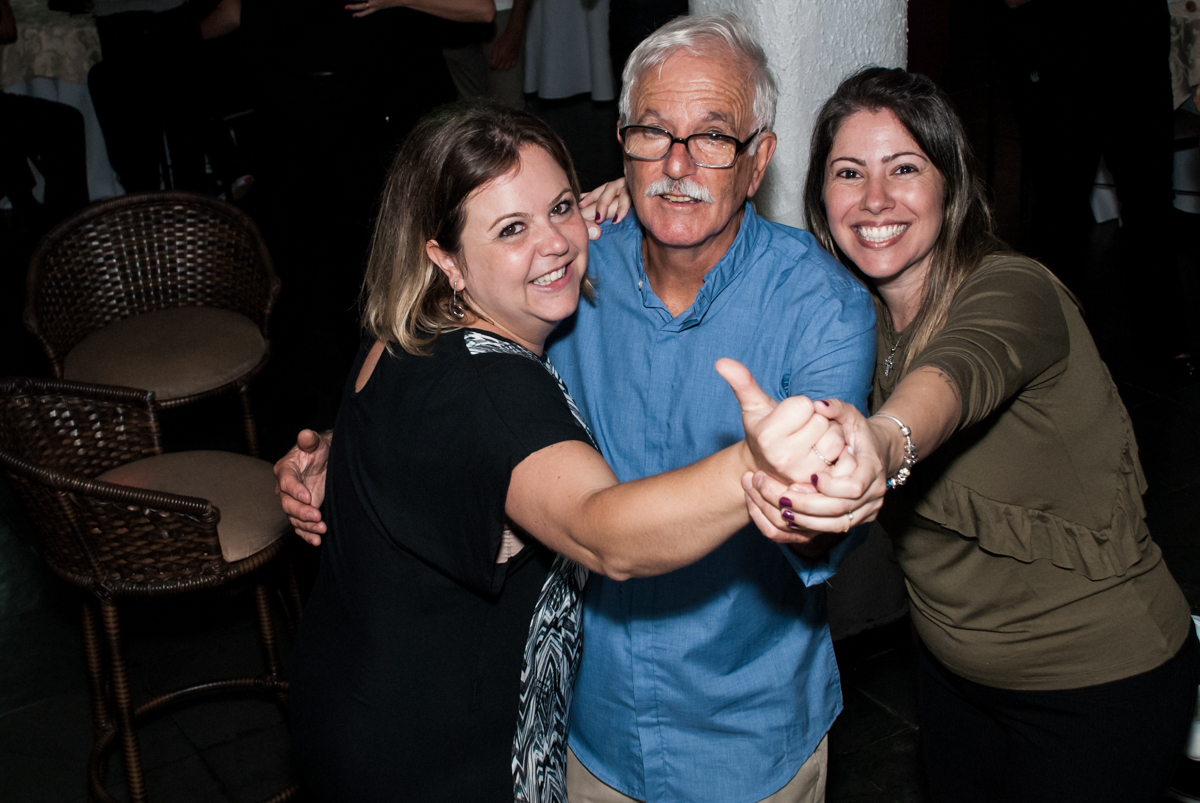Foto divertida com as filhas no Yumi Buffet, Osasco,São Paulo, aniversário de João 70 anos