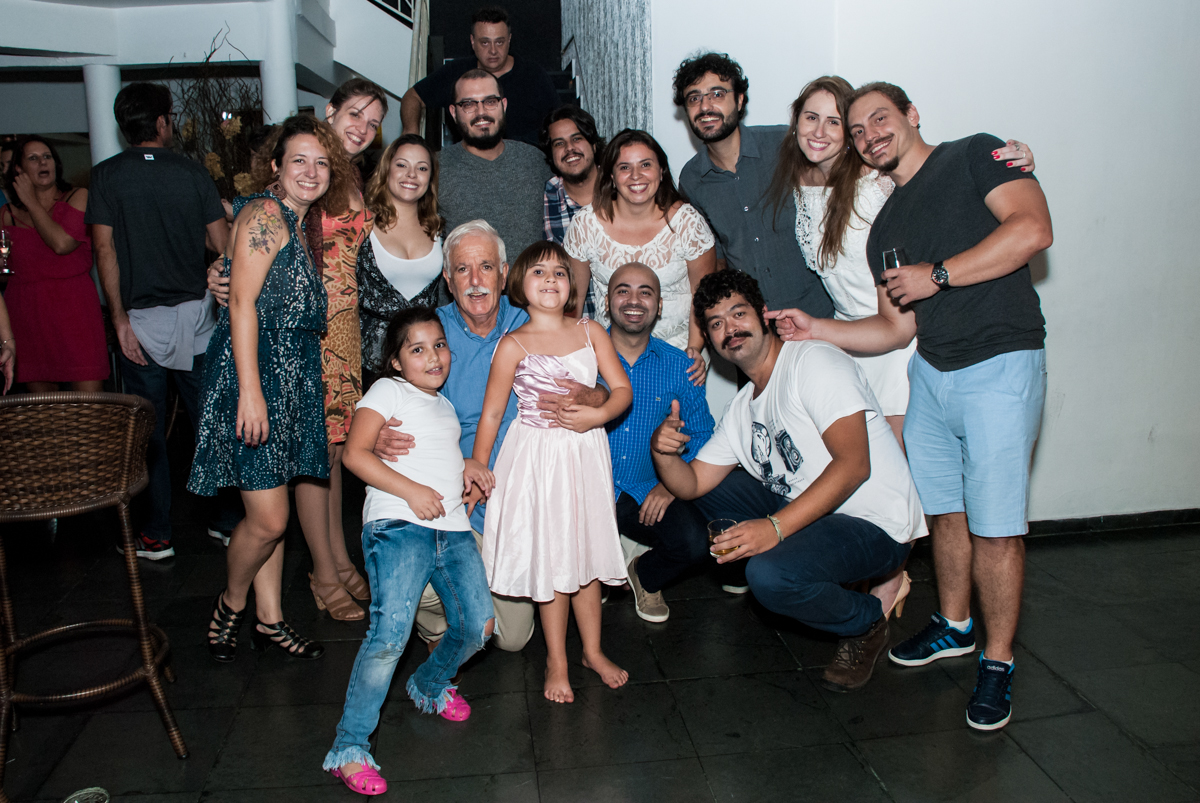 todos os convidados participam da foto no Yumi Buffet, Osasco,São Paulo, aniversário de João 70 anos