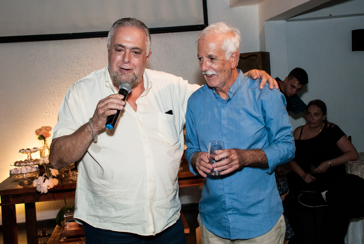amigo faz discurso no Yumi Buffet, Osasco,São Paulo, aniversário de João 70 anos