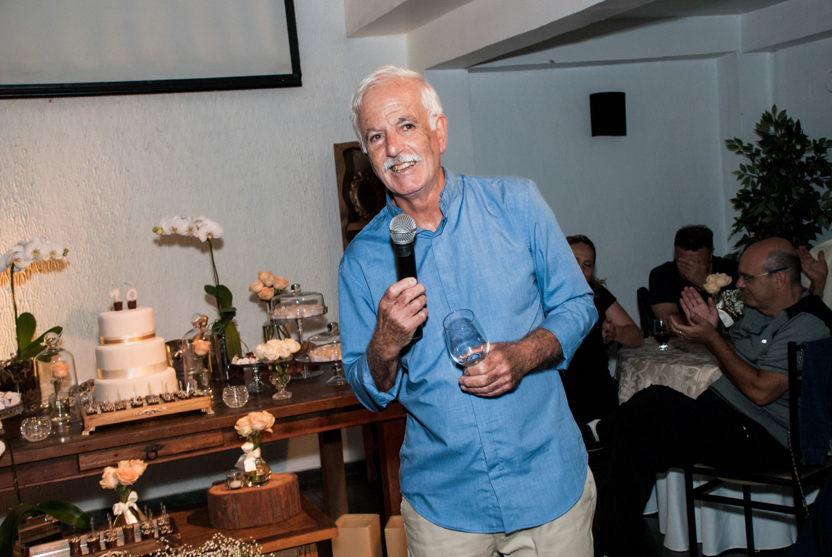 discurso emocionado no Yumi Buffet, Osasco,São Paulo, aniversário de João 70 anos