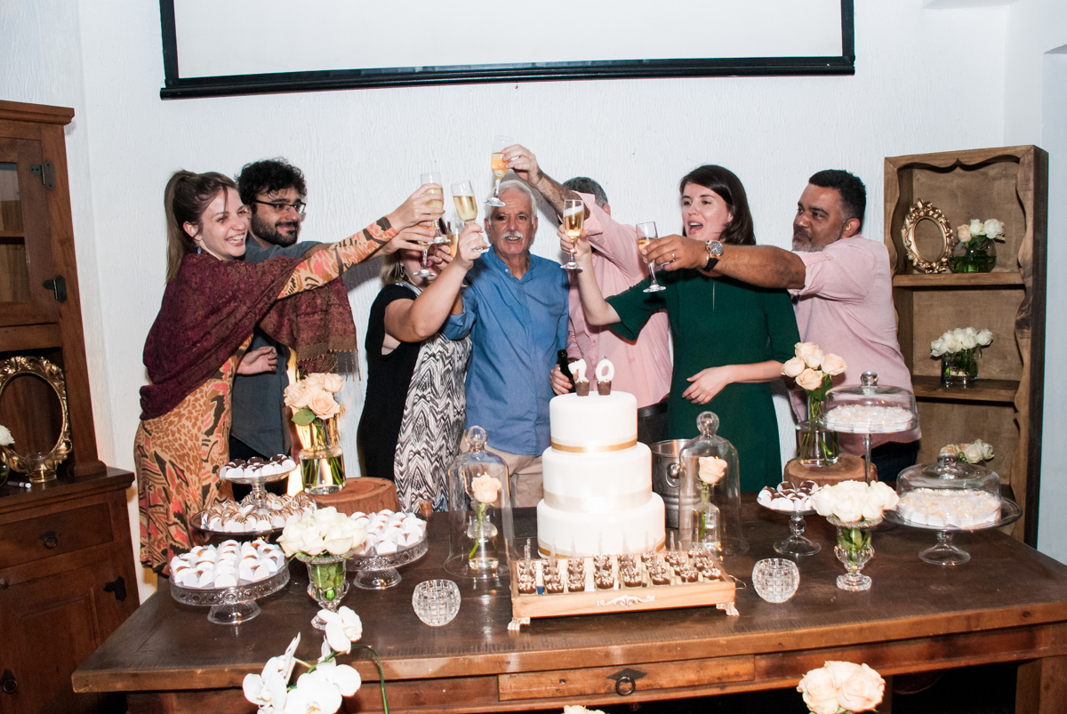 brinde com os amigos no Yumi Buffet, Osasco,São Paulo, aniversário de João 70 anos