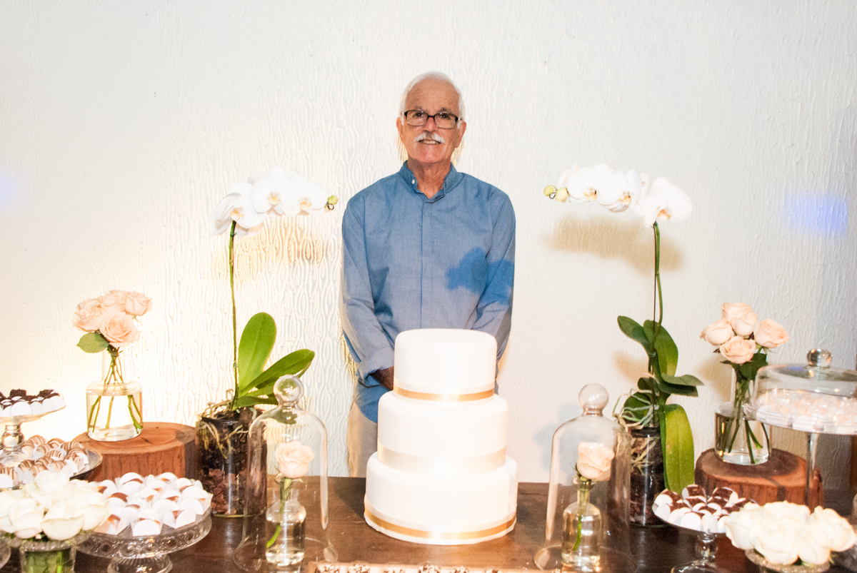 aniversariante na mesa decorada no Yumi Buffet, Osasco,São Paulo, aniversário de João 70 anos