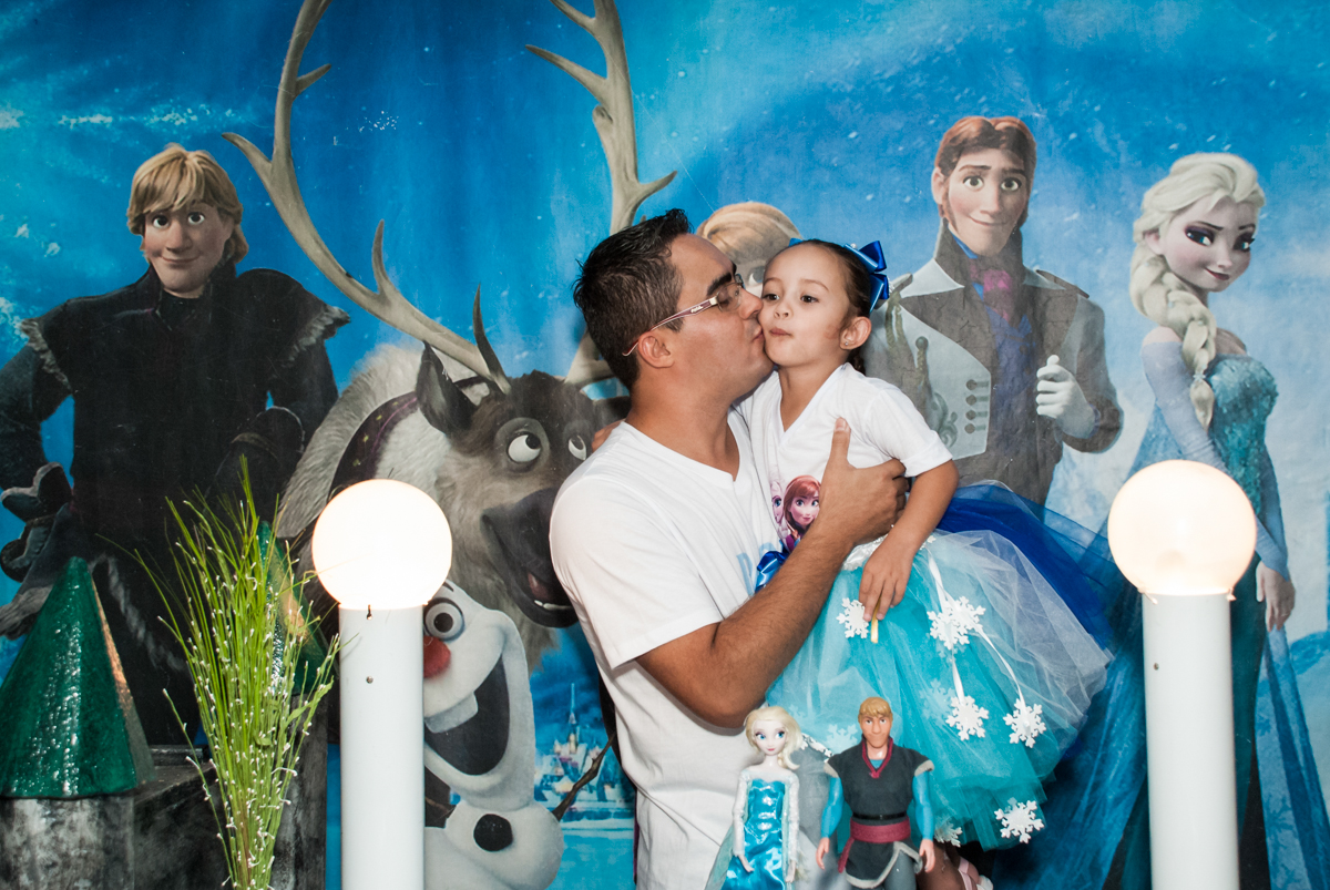 beijomcarinhoso do papai no Buffet Fábrica da Alegria Morumbi, anieversário de Ana Julia 3 anos, tema da festa Frozen