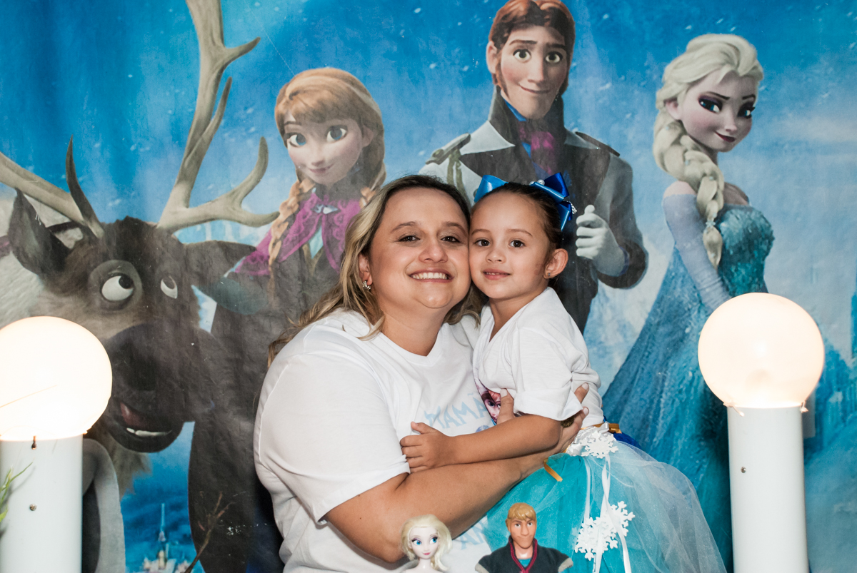 foto mãe e filha no Buffet Fábrica da Alegria Morumbi, anieversário de Ana Julia 3 anos, tema da festa Frozen