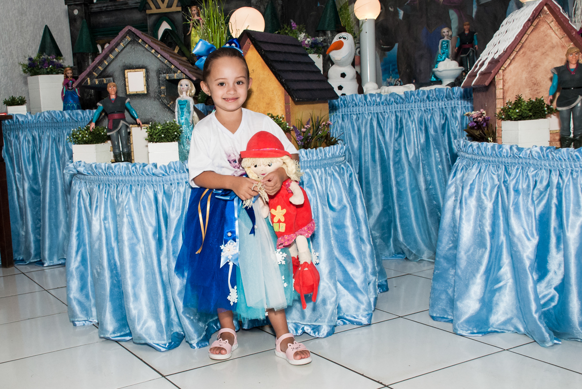 feliz com sua festa no Buffet Fábrica da Alegria Morumbi, anieversário de Ana Julia 3 anos, tema da festa Frozen