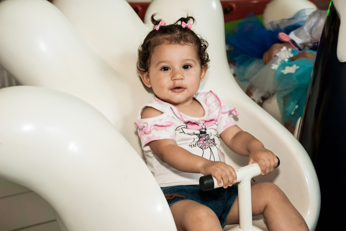 brincando no carrossel no Buffet Fábrica da Alegria Morumbi, anieversário de Ana Julia 3 anos, tema da festa Frozen