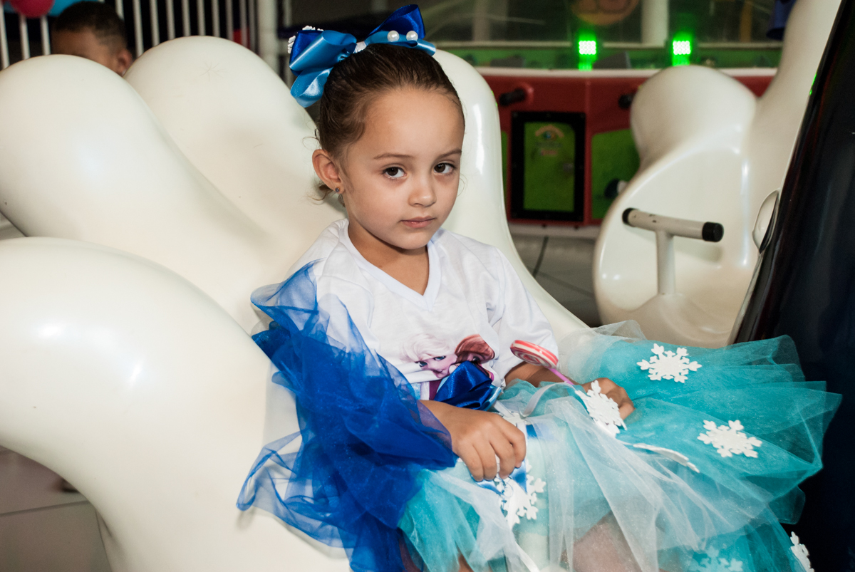 aniversariante também disfruta do brinquedo carrossel no Buffet Fábrica da Alegria Morumbi, anieversário de Ana Julia 3 anos, tema da festa Frozen