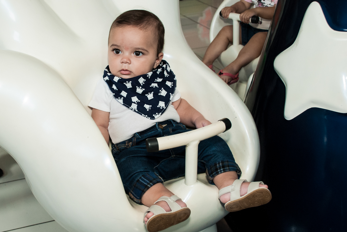 O bebê gosta do brinquedo carrossel no Buffet Fábrica da Alegria Morumbi, anieversário de Ana Julia 3 anos, tema da festa Frozen