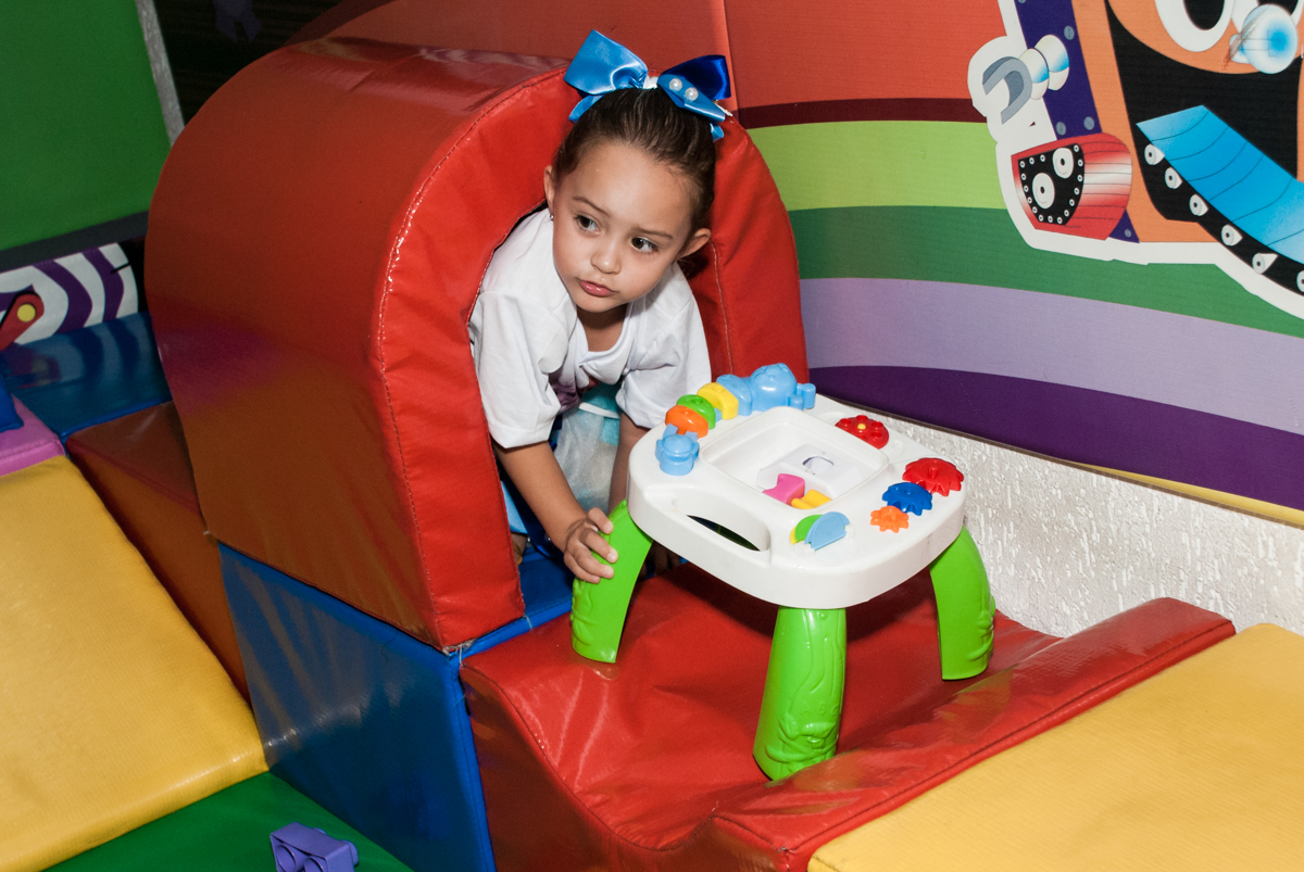 diversão na área baby no Buffet Fábrica da Alegria Morumbi, anieversário de Ana Julia 3 anos, tema da festa Frozen