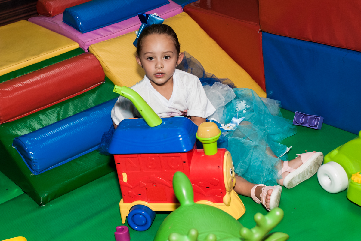 área baby divertida no Buffet Fábrica da Alegria Morumbi, anieversário de Ana Julia 3 anos, tema da festa Frozen