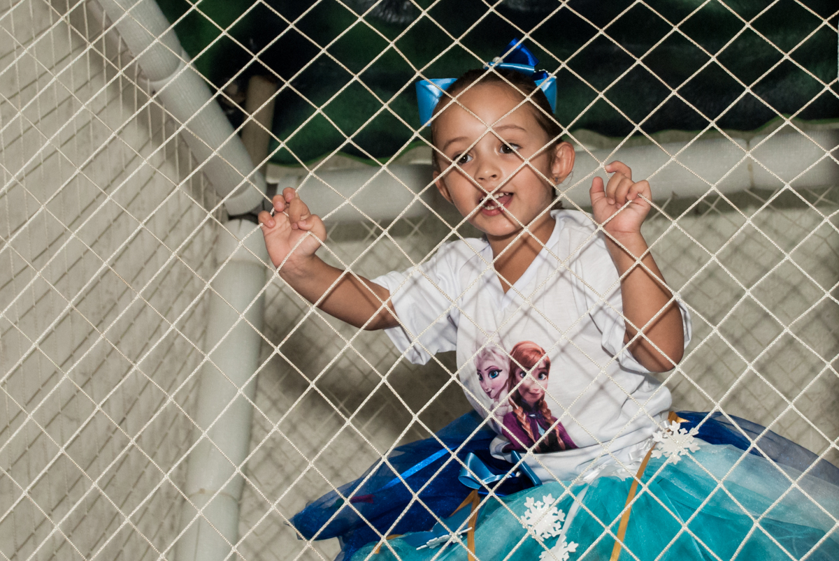 subindo no brinquedão no Buffet Fábrica da Alegria Morumbi, anieversário de Ana Julia 3 anos, tema da festa Frozen