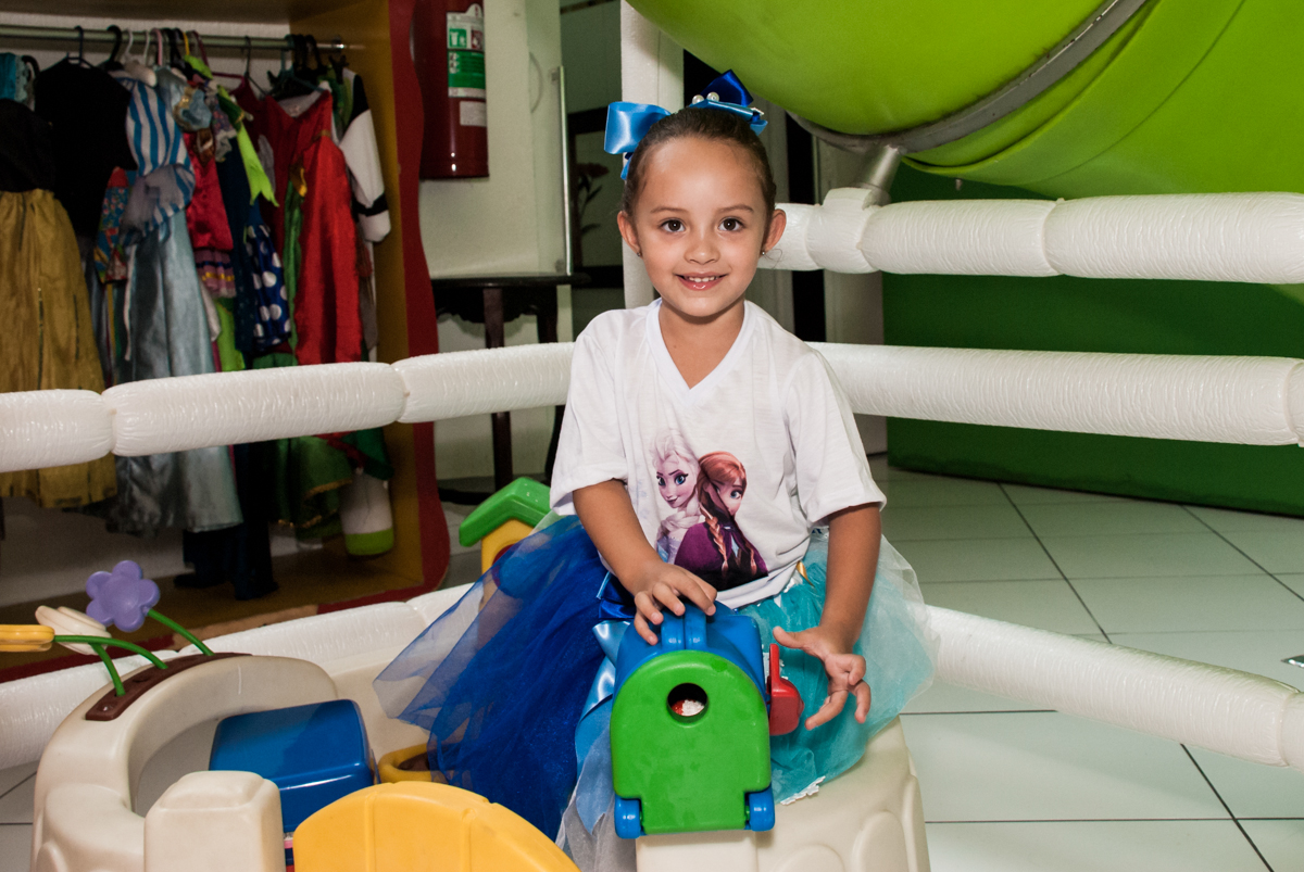 brincando com o trenzinho no Buffet Fábrica da Alegria Morumbi, anieversário de Ana Julia 3 anos, tema da festa Frozen