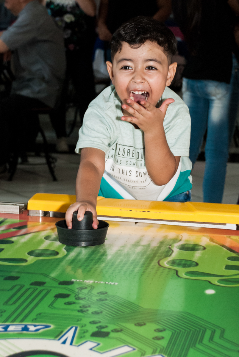 comemorando gol no Buffet Fábrica da Alegria Morumbi, anieversário de Ana Julia 3 anos, tema da festa Frozen