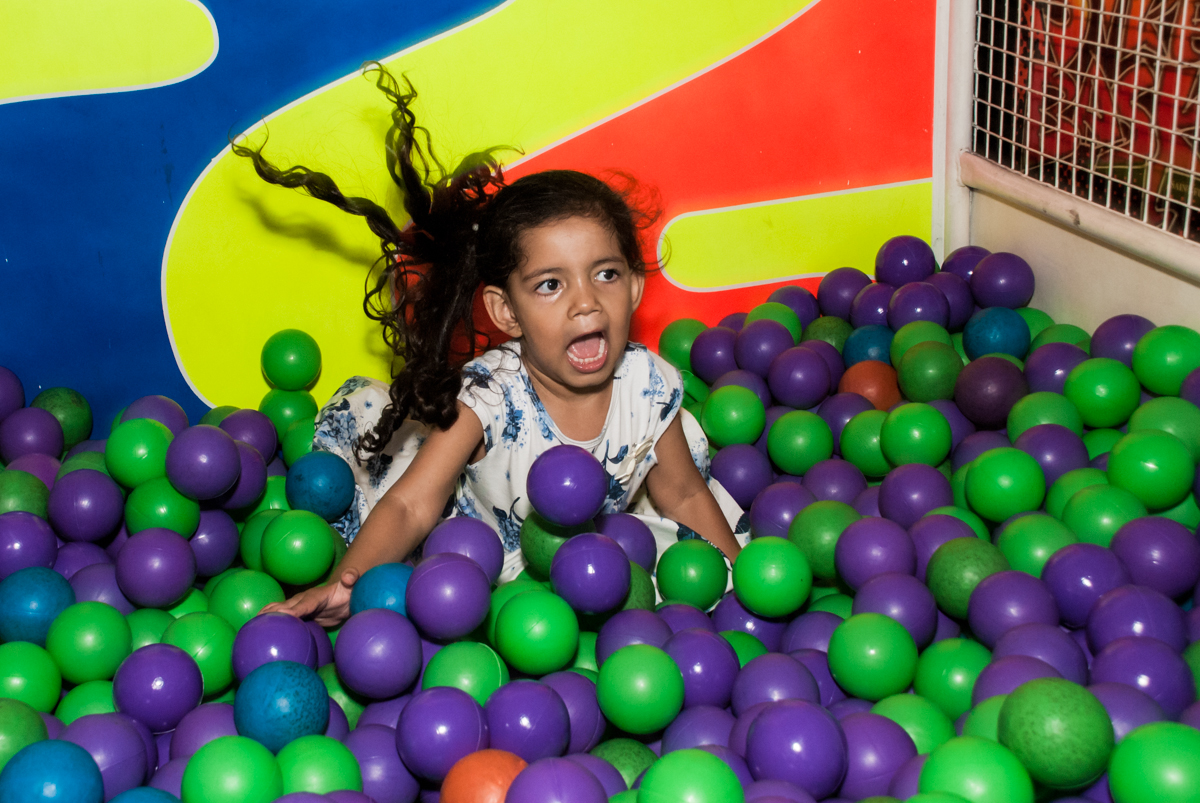 caindo na piscina de bolinhas no Buffet Fábrica da Alegria Morumbi, anieversário de Ana Julia 3 anos, tema da festa Frozen