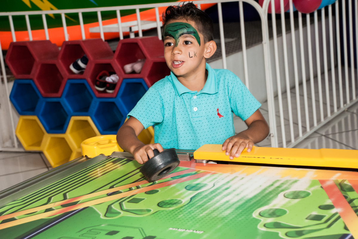 jogo de futebol no Buffet Fábrica da Alegria Morumbi, anieversário de Ana Julia 3 anos, tema da festa Frozen
