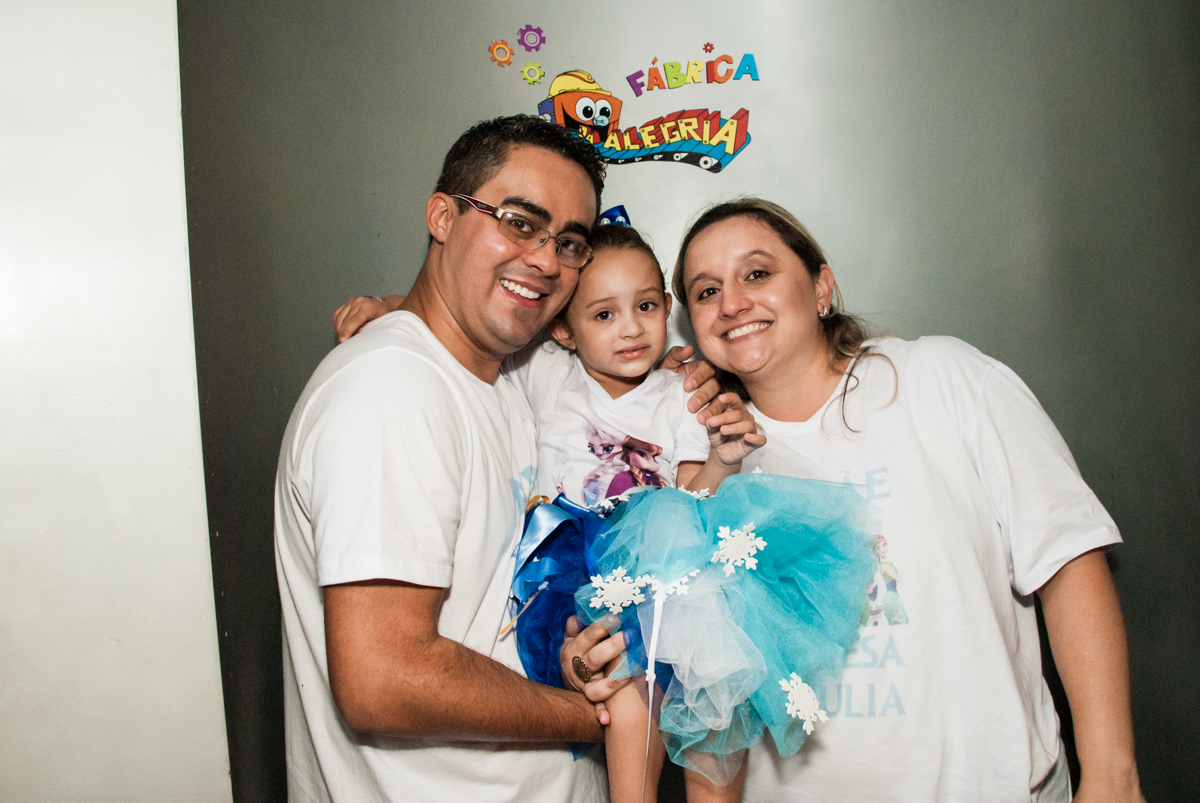 saindo da máquina do parabéns no Buffet Fábrica da Alegria Morumbi, anieversário de Ana Julia 3 anos, tema da festa Frozen